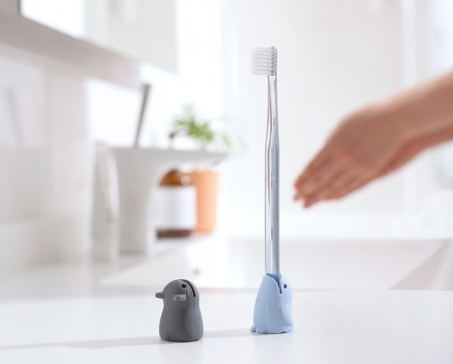 歯ブラシスタンドにもなる「立つ歯ブラシカバー」　ペンギン&ネコ