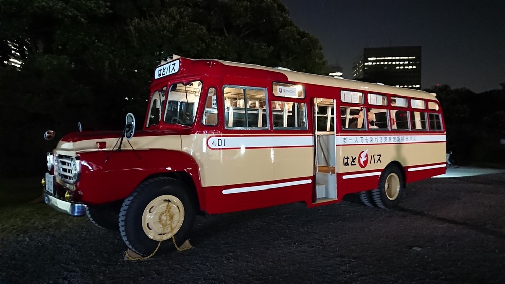 1960年製造のボンネット型の「はとバス」をリメイクして展示