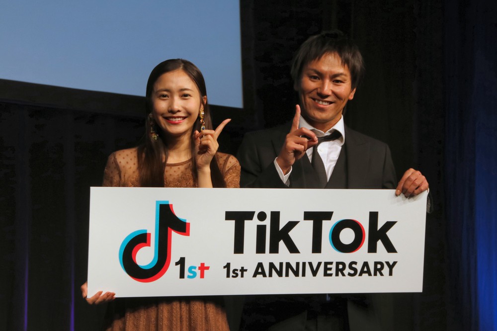 TikTokの1周年を祝う佐野ひなこさん、狩野英孝さん