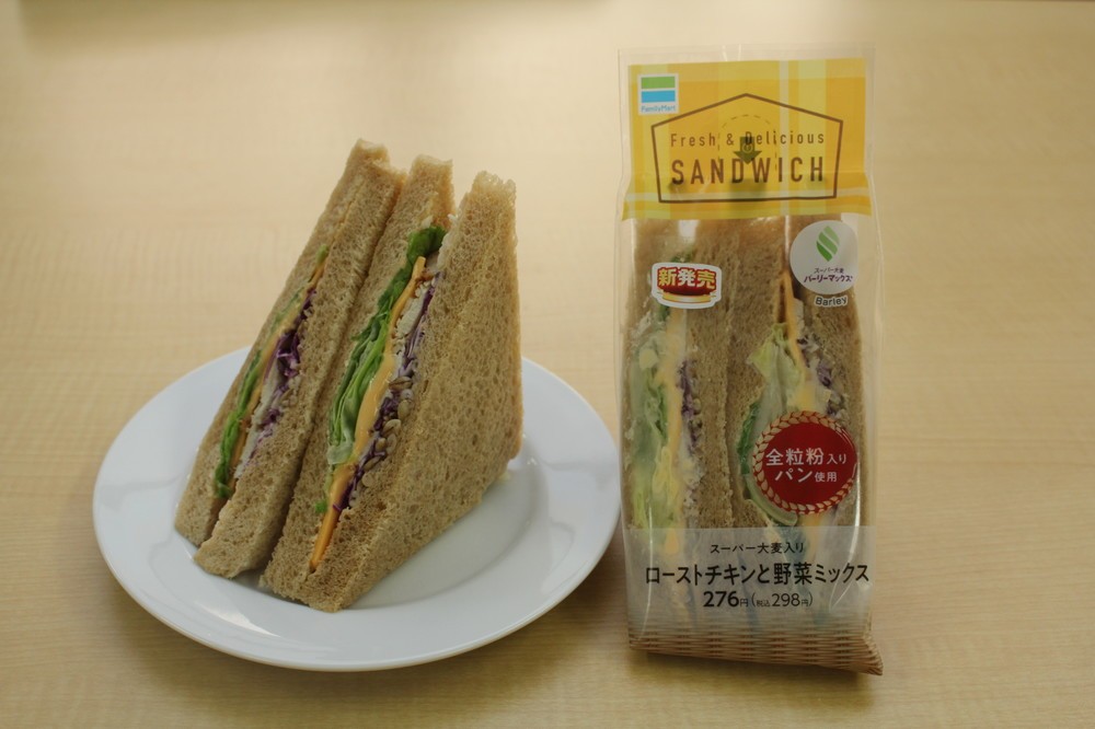 ぷちぷち食感の「スーパー大麦」入り　ファミリーマートの新サンドイッチ