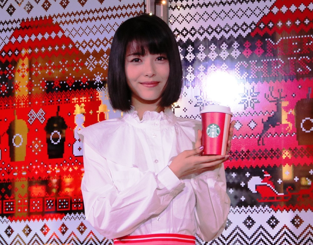 浜辺美波、イルミネーションにうっとり　クリスマス「あの人」と一緒に過ごすって！？