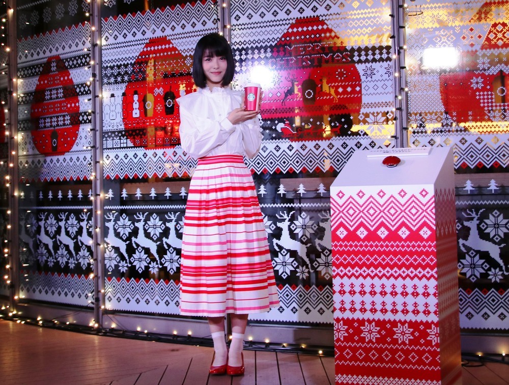 この日の浜辺さんの衣装はクリスマスケーキをイメージ