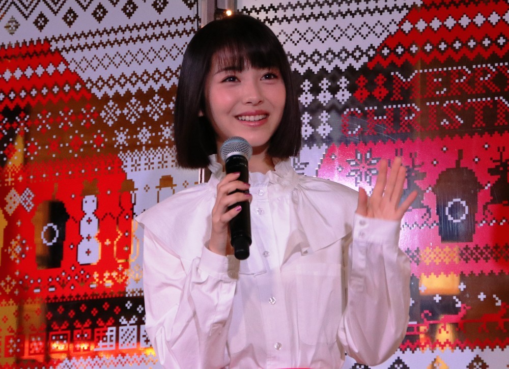 観客に手を振る浜辺さん