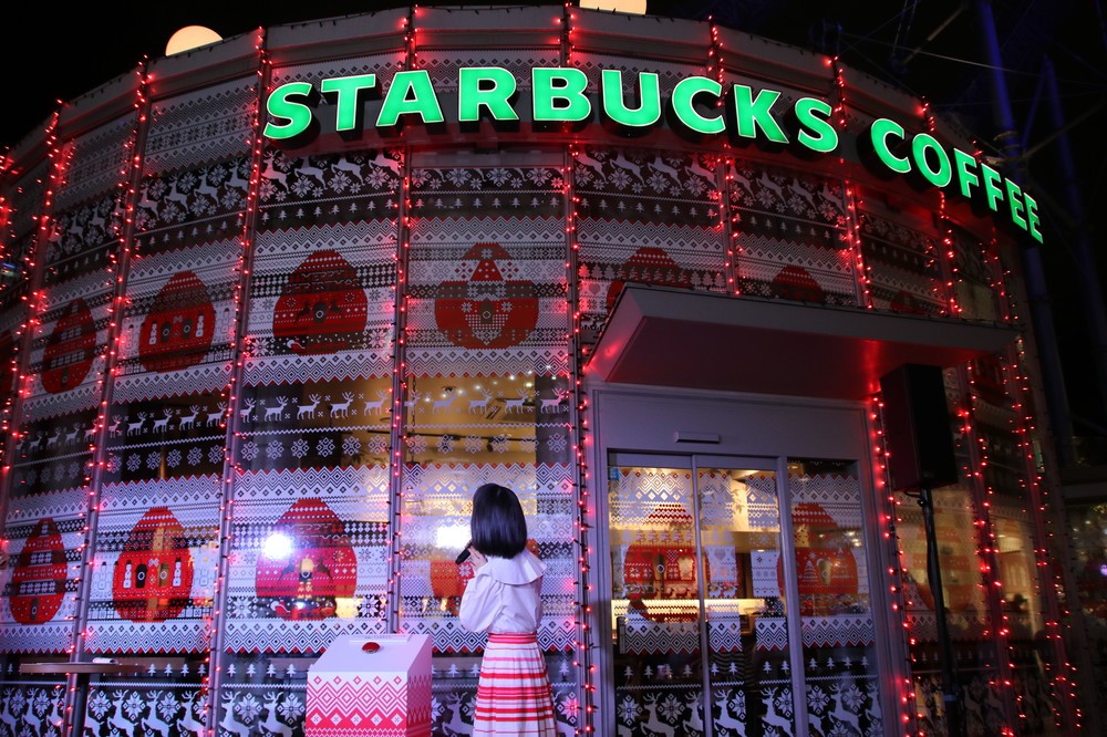 スイッチを押すと、イルミネーションの色が変わる