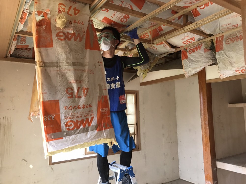 天井の断熱材撤去作業も行われる（写真提供：ピースボート災害ボランティアセンター）