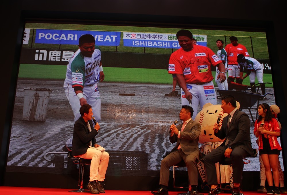 独立リーグの試合で、グラウンド整備をする岩村さんと村田さん