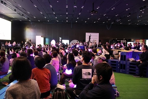 ゴールを決めると、「ふるえるボール」の色が変化