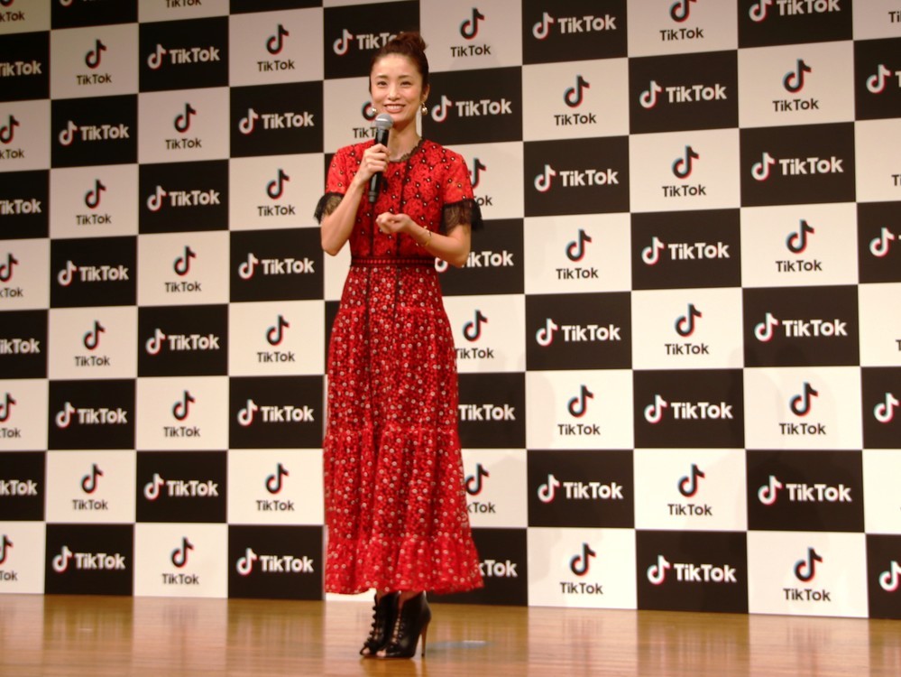 この日の衣装は赤いドレス