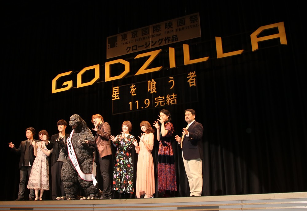 観客に手を振る出演者