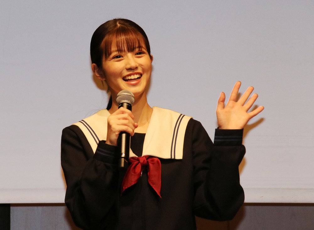 ファンに向かって手を振る今田さん