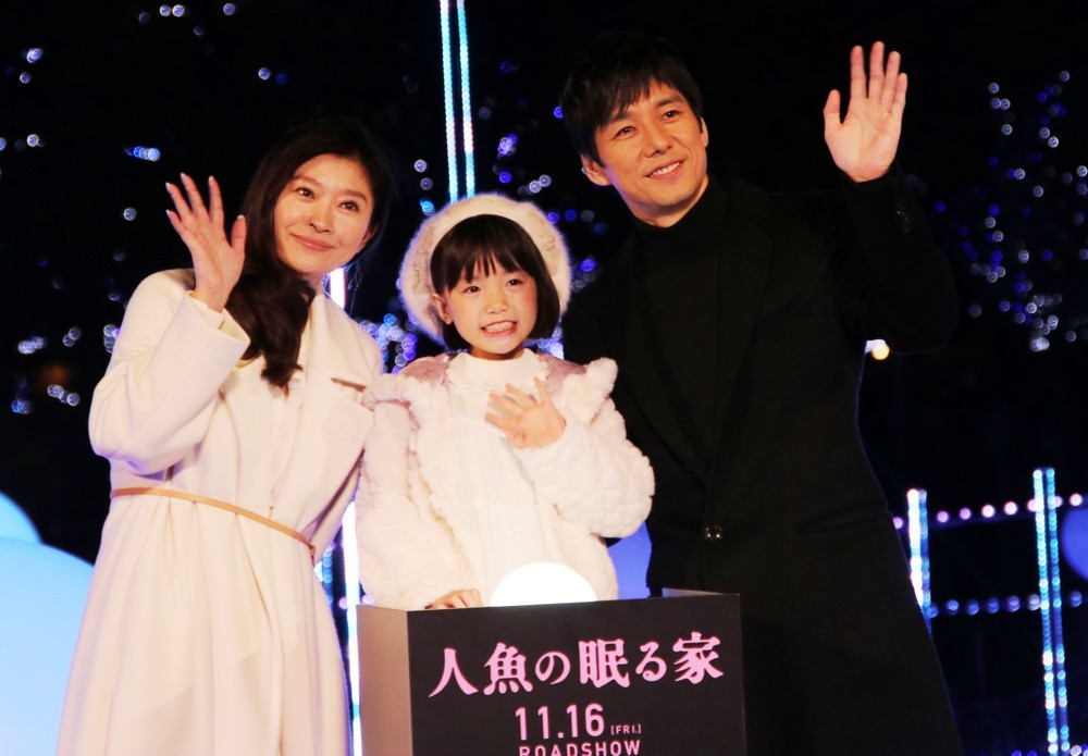 カメラに向かって手を振る3人