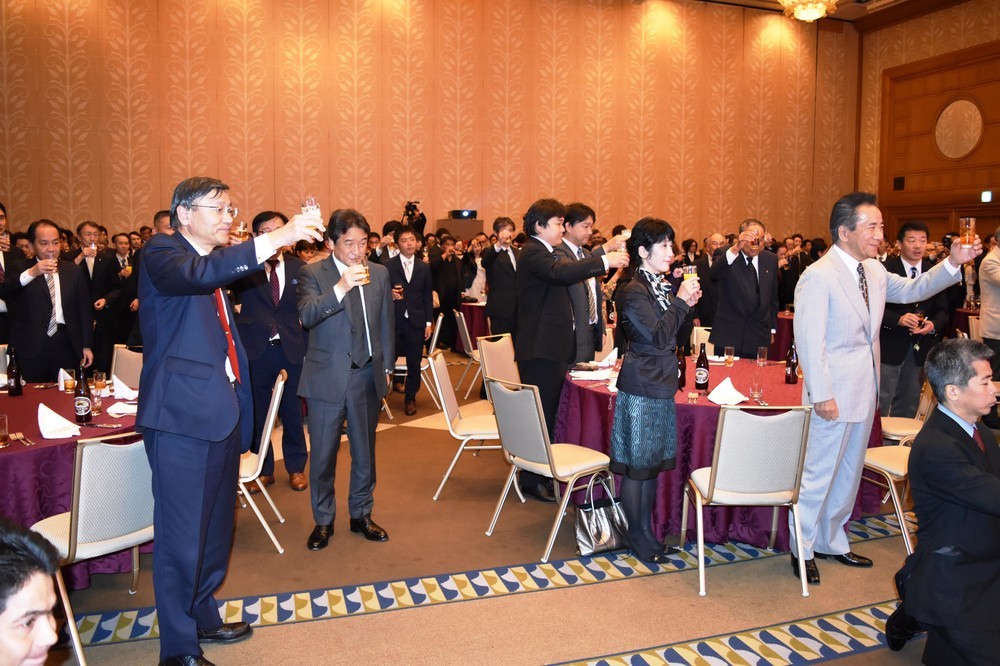 「レジェンド」の偉業達成を乾杯で祝った出席者たち