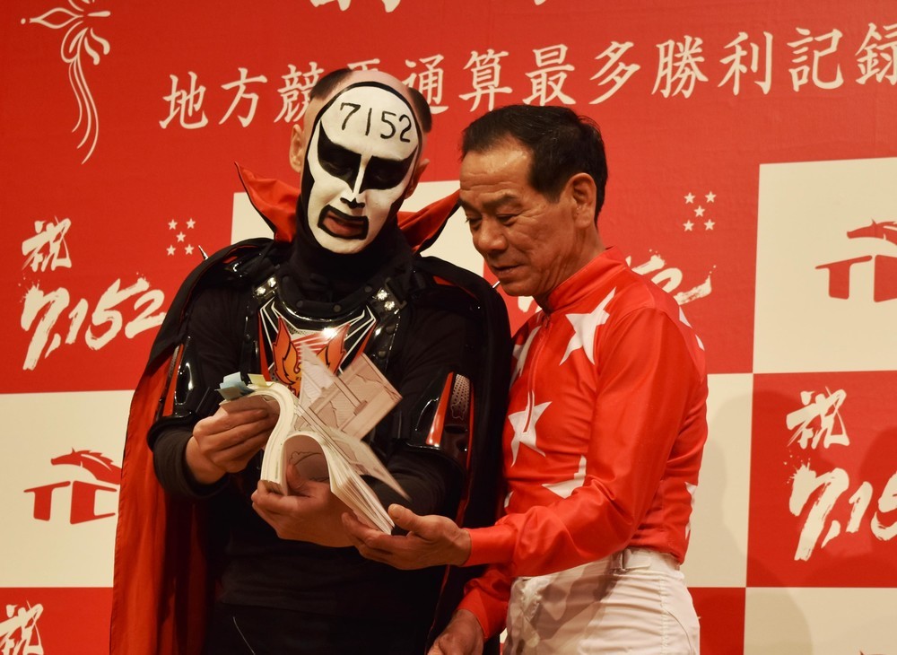 的場騎手の軌跡をまとめたパラパラ漫画をめくる鉄拳さん