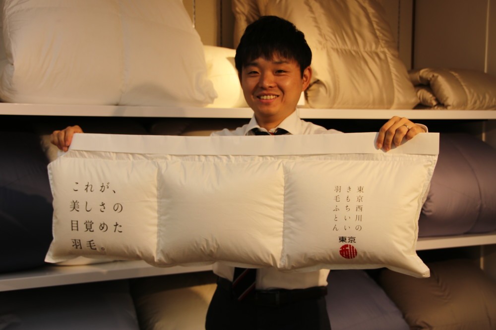 中吊り広告がふんわり羽毛ふとんに変身　東京メトロ9路線に期間限定で登場