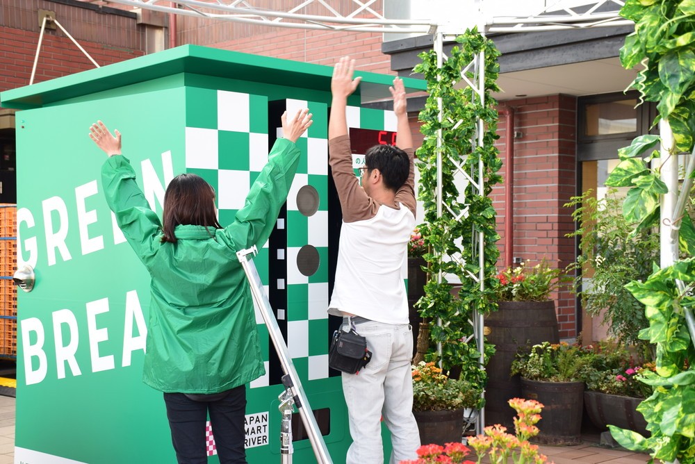 マシーンの前で「ブレイクポーズ」