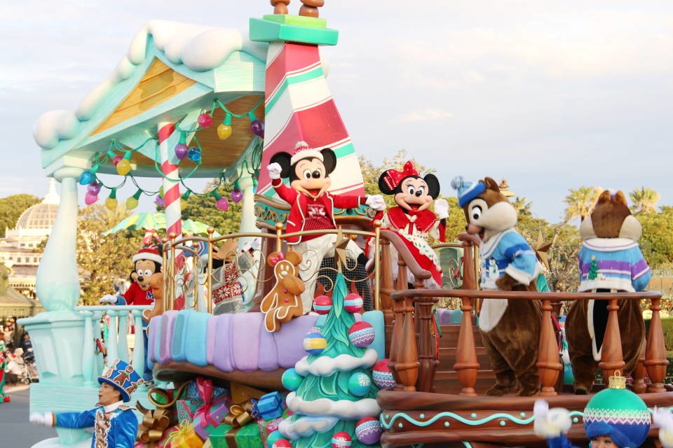 ミッキー・ミニーもクリスマス用衣装で踊りまくる（ディズニー・クリスマス・ストーリーズ）