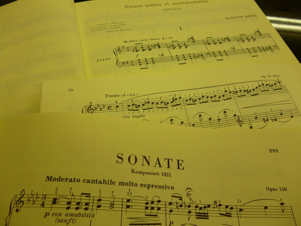 手前からベートーヴェンの後期のソナタ、ショパンの練習曲、ラヴェルの高雅にして感傷的なワルツの楽譜。ロマン派のショパンと近代のラヴェルの楽譜には言葉のテンポ指示のほかにメトロノーム表示が書かれている