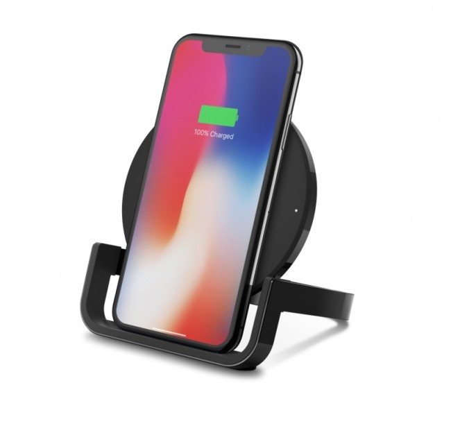 スマホが縦でも横でも置ける　スタンド型ワイヤレス充電器