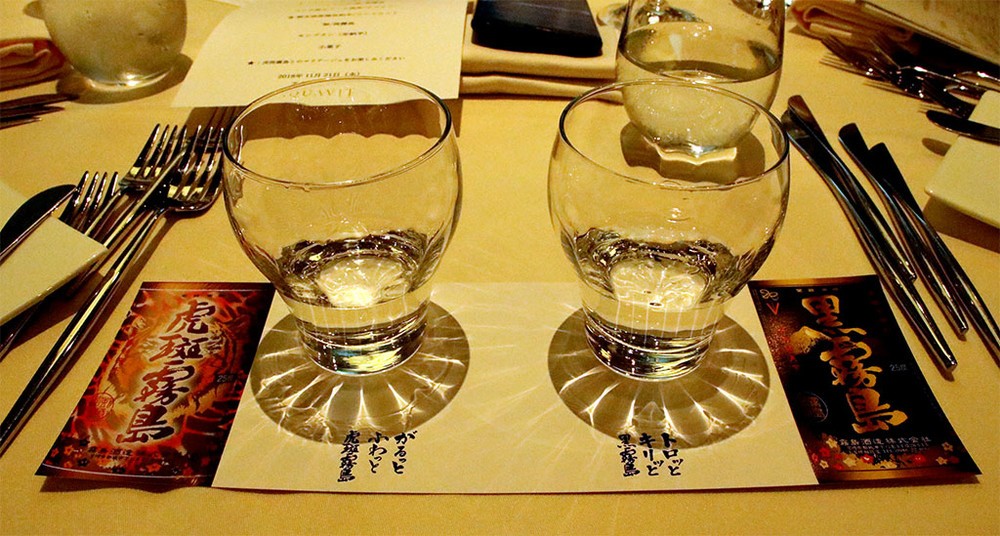 新商品体験会で披露された『虎斑霧島』（左）