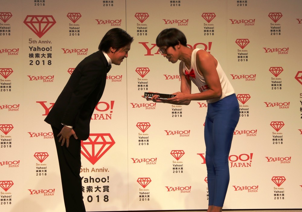 ヤフー・常務執行役員の宮澤弦氏からトロフィーを受け取る