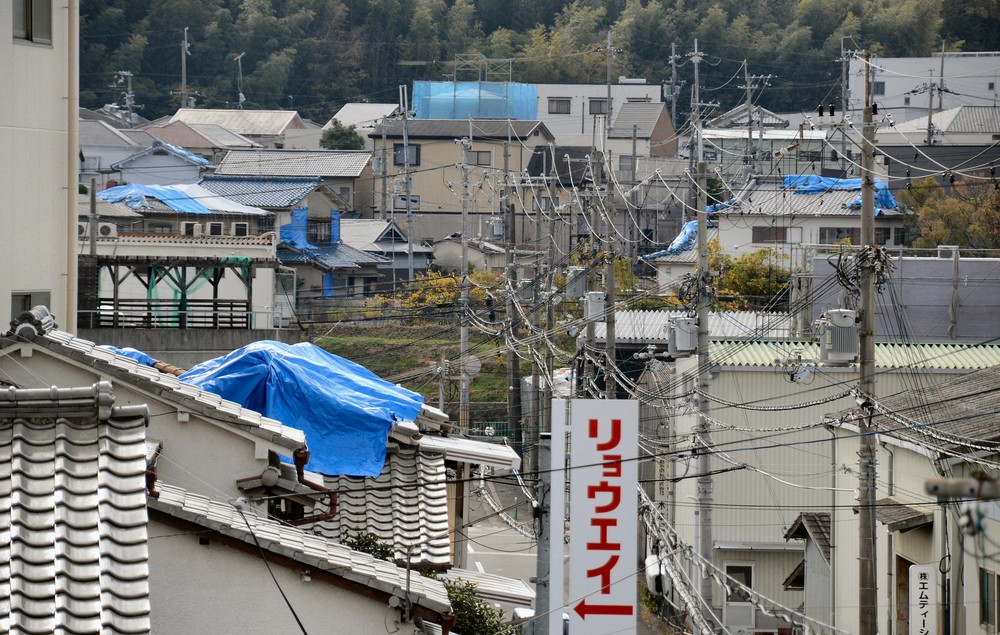 茨木市豊川では、ブルーシートに覆われた屋根がちらほらと見えた（11月24日、編集部撮影）