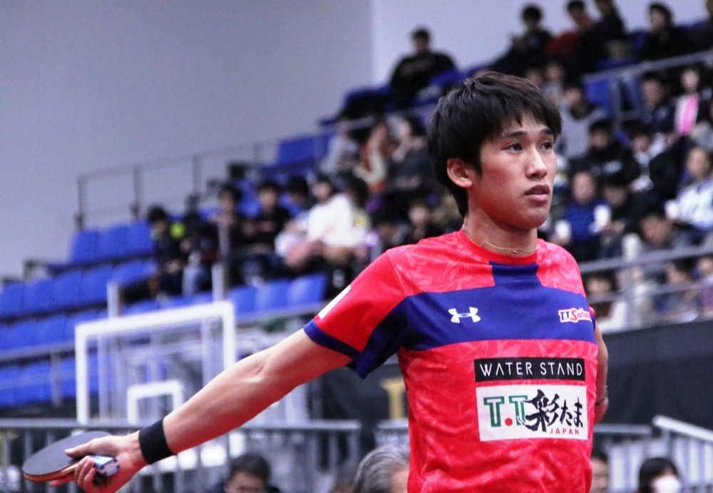 試合の合間にストレッチをする吉村選手