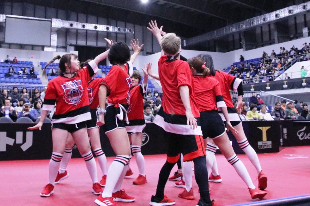 パフォーマンスは試合前と第2マッチ終了後に行われた