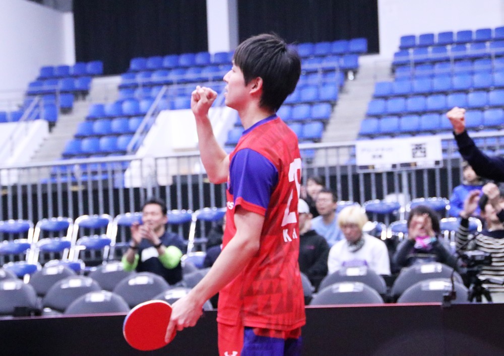 勝利のガッツポーズ