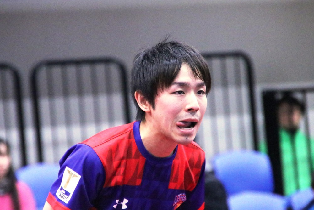 相手のサーブを待つ丹羽選手