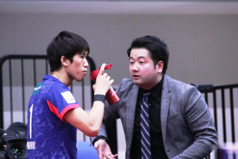 インターバルにT.T彩たまの坂本竜介監督にアドバイスを受ける吉村真晴選手