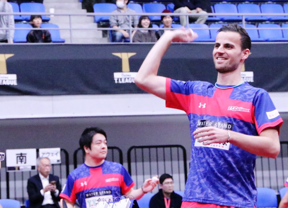 試合前に観客にサインボールを投げるT.T彩たまのティアゴ・アポロニア選手