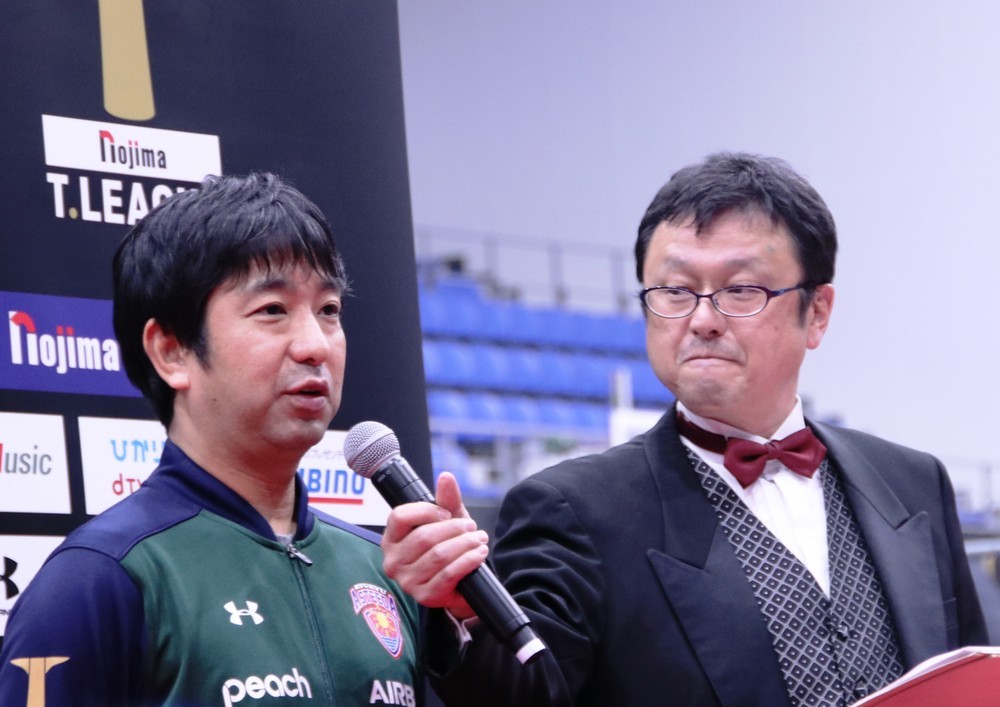 勝利監督インタビュー中の琉球アスティーダ・外間政克監督