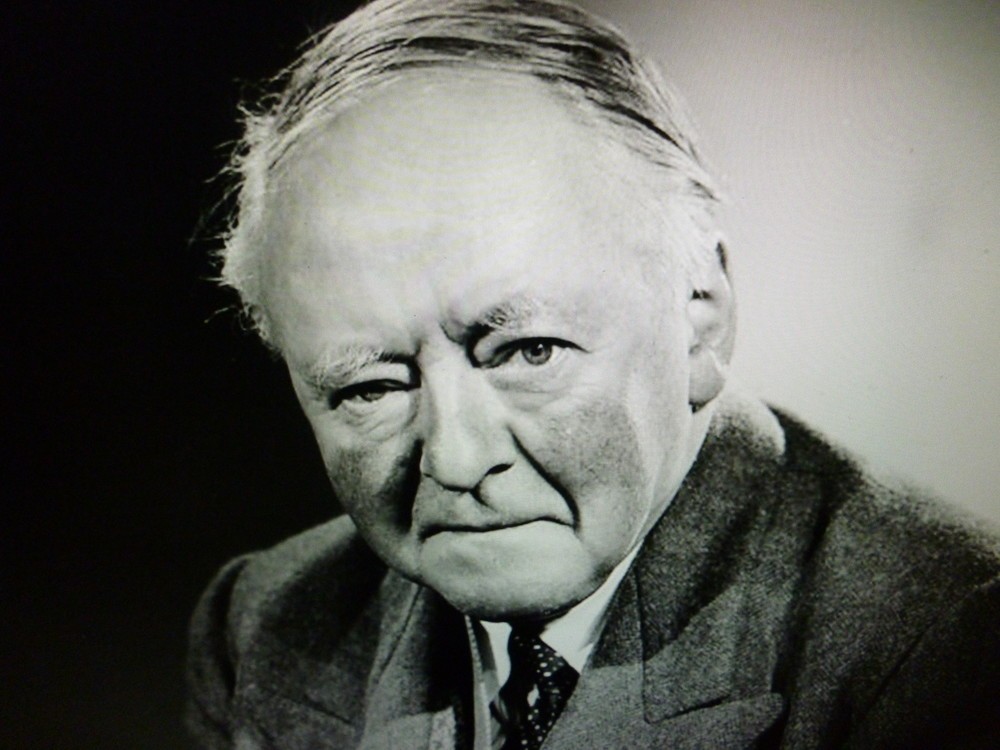 「奥様、起きてパイを焼いて！」　作曲家バックスに起きた「クリスマスの奇跡」