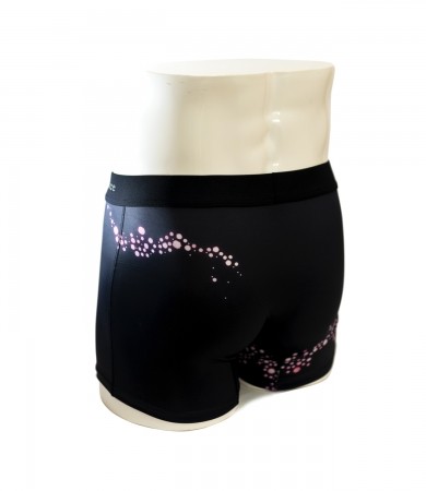 生身のモデルが下着の「リアルマネキン」展示　阪急阪神百貨店