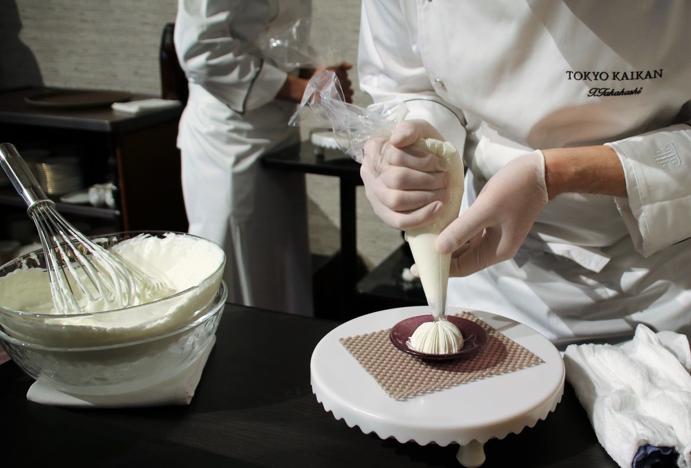 内覧会で振る舞われた「マロンシャンテリー」の実演調理