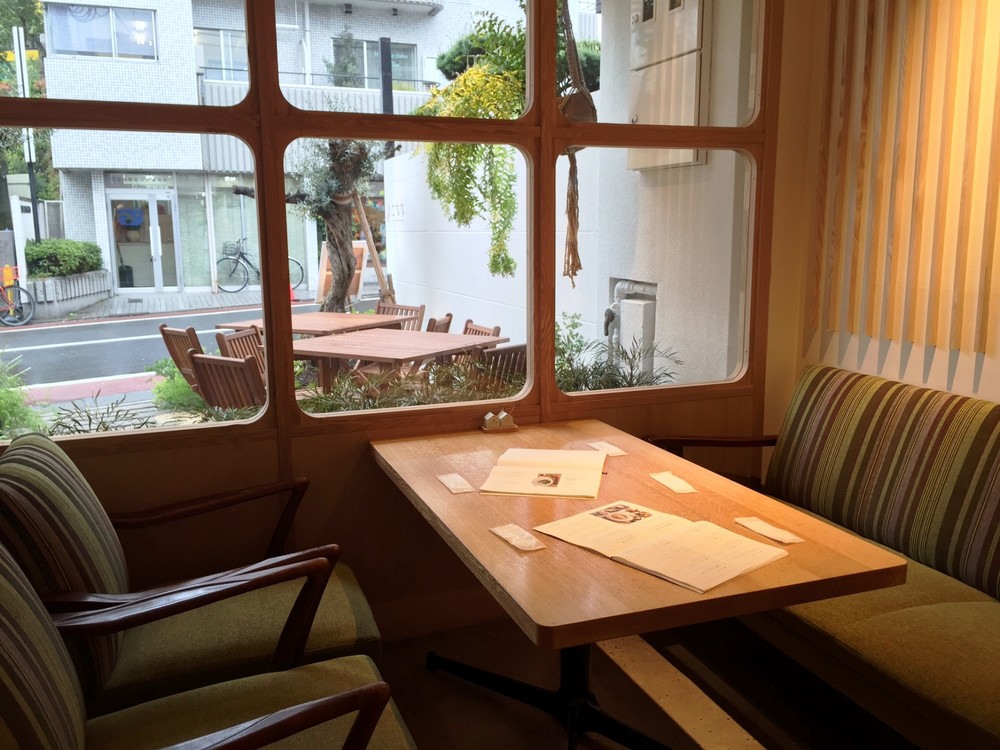 ソファ席を譲ってくれない彼氏って...　「気遣い」求める女性は正しい？