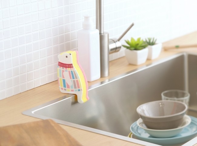 シンクのフチに収納「おすわりスポンジ」　北欧風デザインのクマ追加