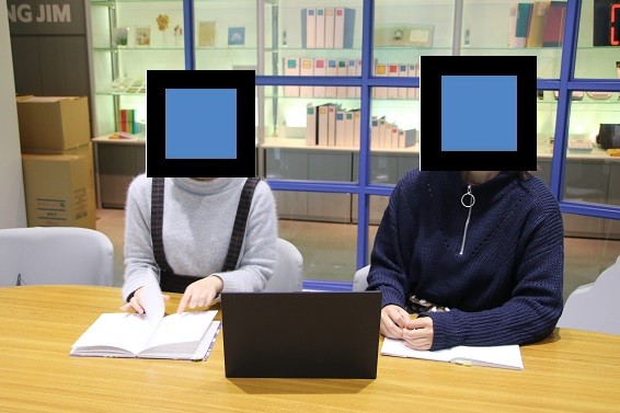 笑顔で取材に答えてくれたキングジム姉妹