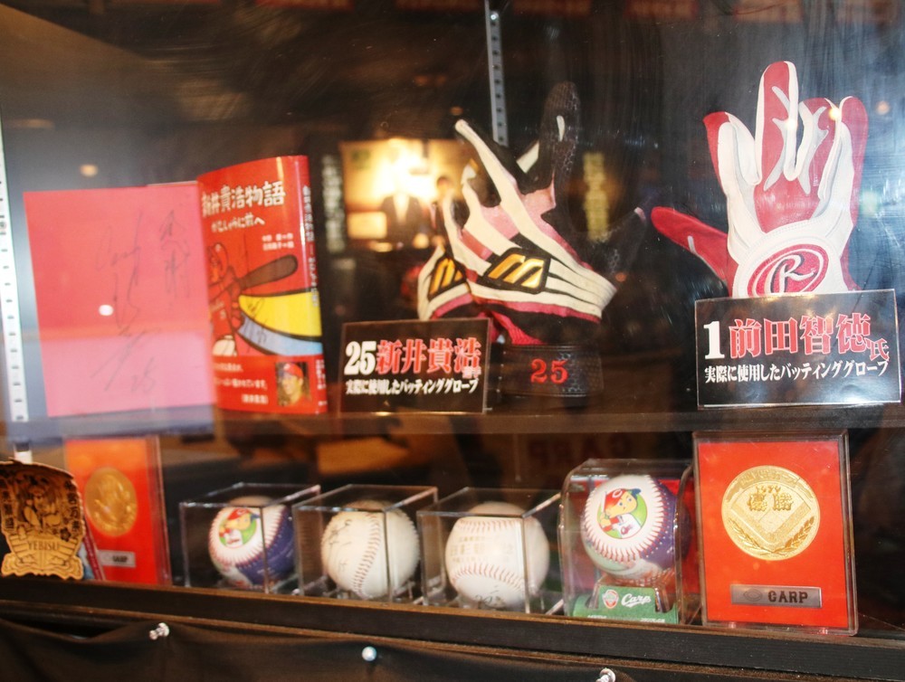 「広島お好み焼Big-Pig神田カープ本店」には新井さんをはじめ、カープ選手のグッズが多数