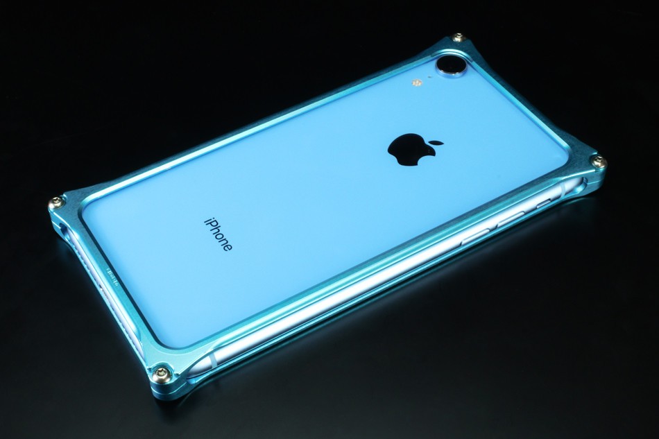 ジュラルミンから削り出したiPhone XR向け軽量・高剛性バンパーケース