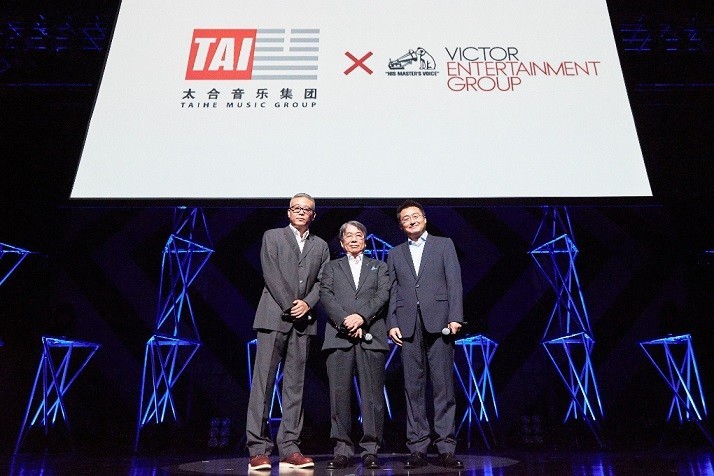 ビクターエンタテインメントとタイホ・ミュージックとの連携を発表するビクターエンタテインメントの斉藤正明社長（中）。左はタイホ・ミュージックのチェン・シム会長、右がシュー・ティモシー社長（ビクターエンタテインメント提供）