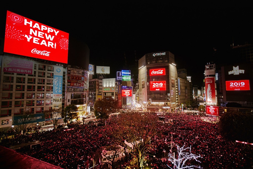 コカ・コーラが渋谷を真っ赤に染めた　福ボトルの「コーク」で新年に乾杯