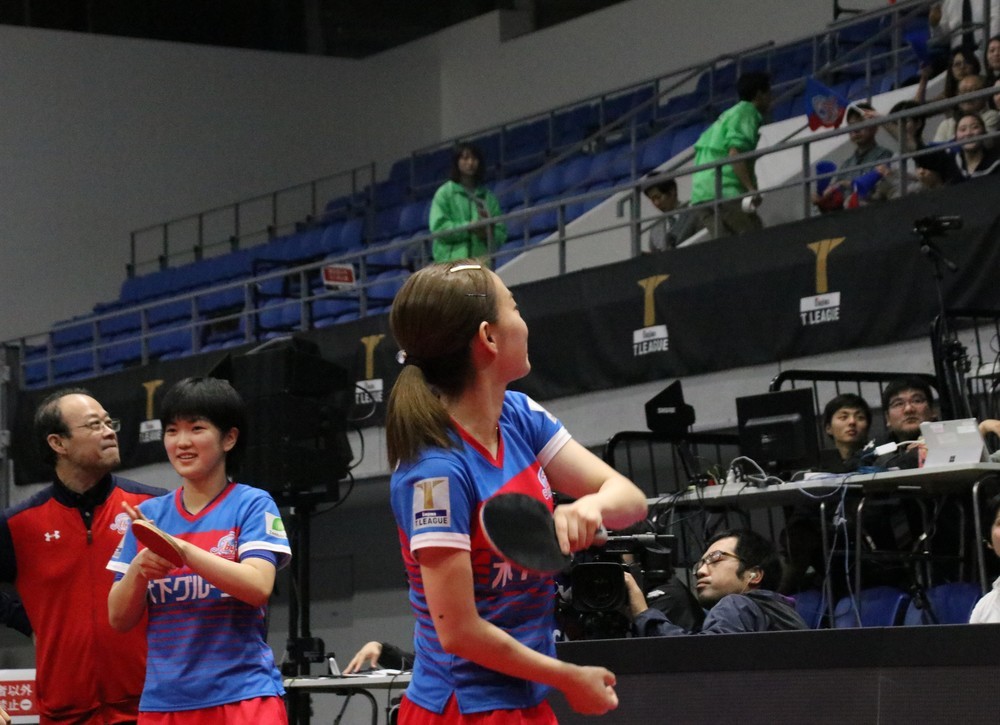 試合前には観客席にサインボールを投げ入れる