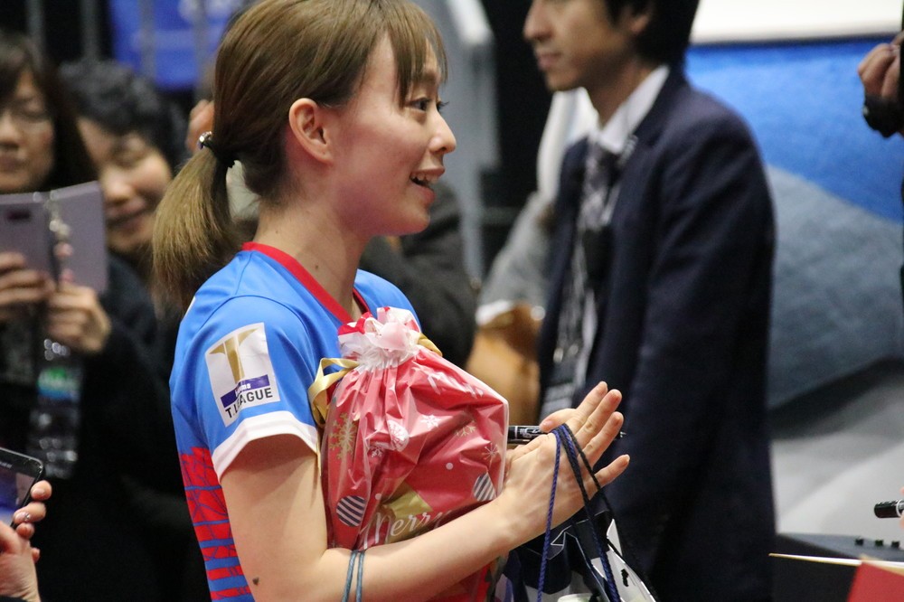 熱烈なファンからプレゼントをもらう石川選手