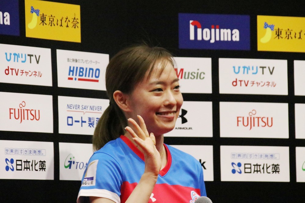 観客に手を振る