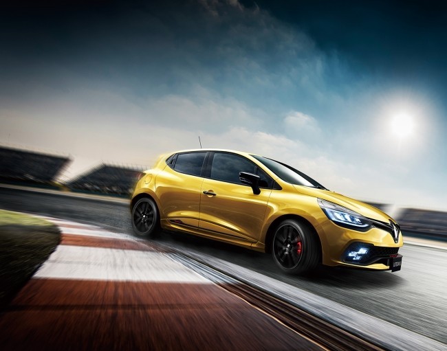 チタン×ステンレスコンポジットマフラー搭載の限定車　ルノー・ジャポン