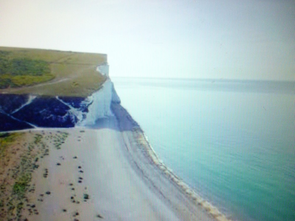 白い断崖が印象的なクックメア・ヘイヴンの海岸