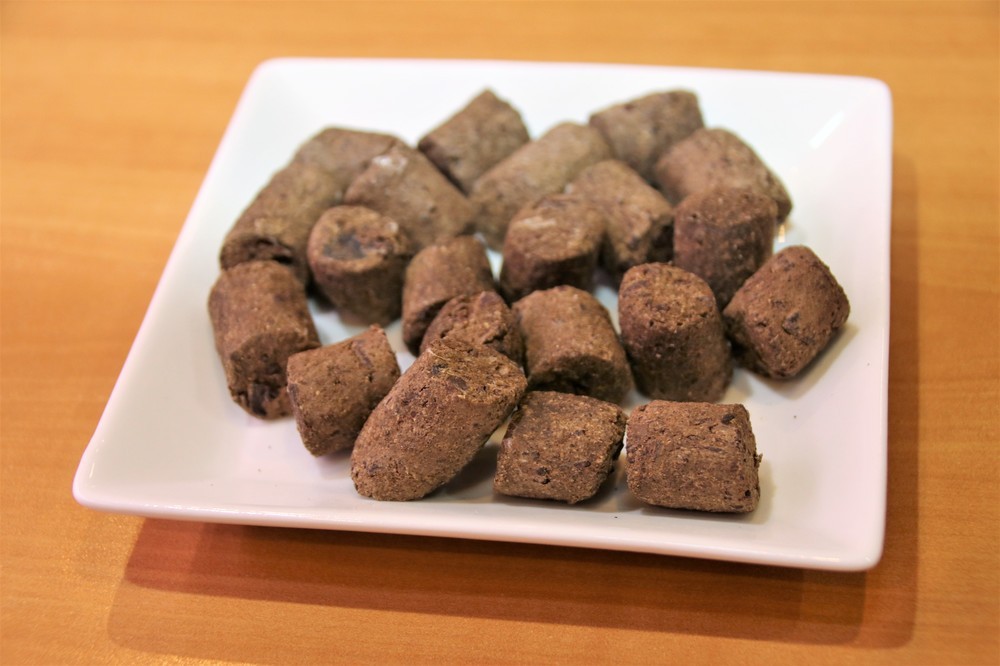 「チョコぶり」に与えられている、チョコレートを混ぜた餌