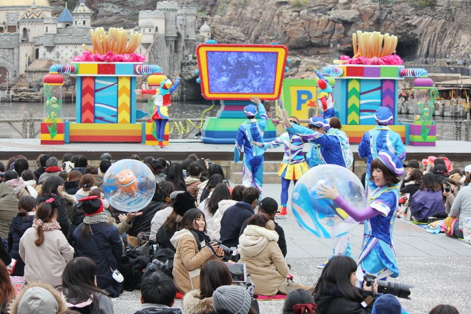 観客が海流となってニモを運ぶ「ピクサー・プレイタイム・パルズ」