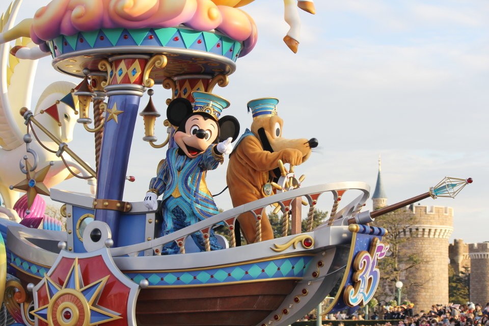 まずやってきたのはミッキーとプルート「ドリーミング・アップ！」